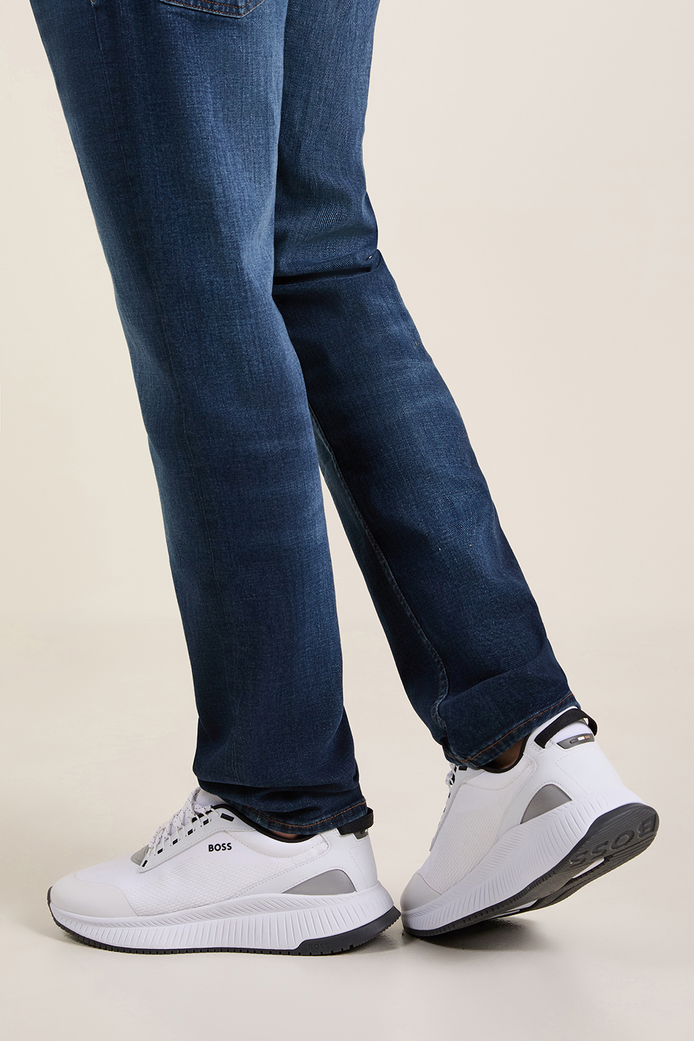 תמונת כל הלוק של נעלי סניקרס